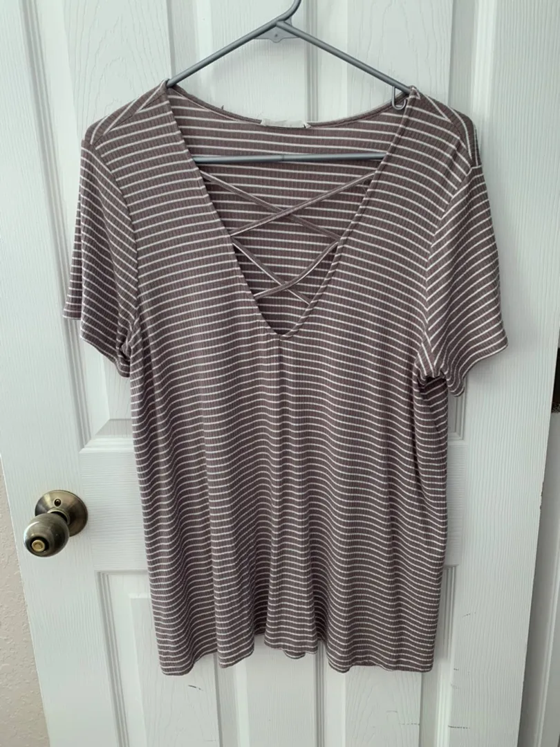 Francesca's Striped T-Shirt With Cutout - Image 3