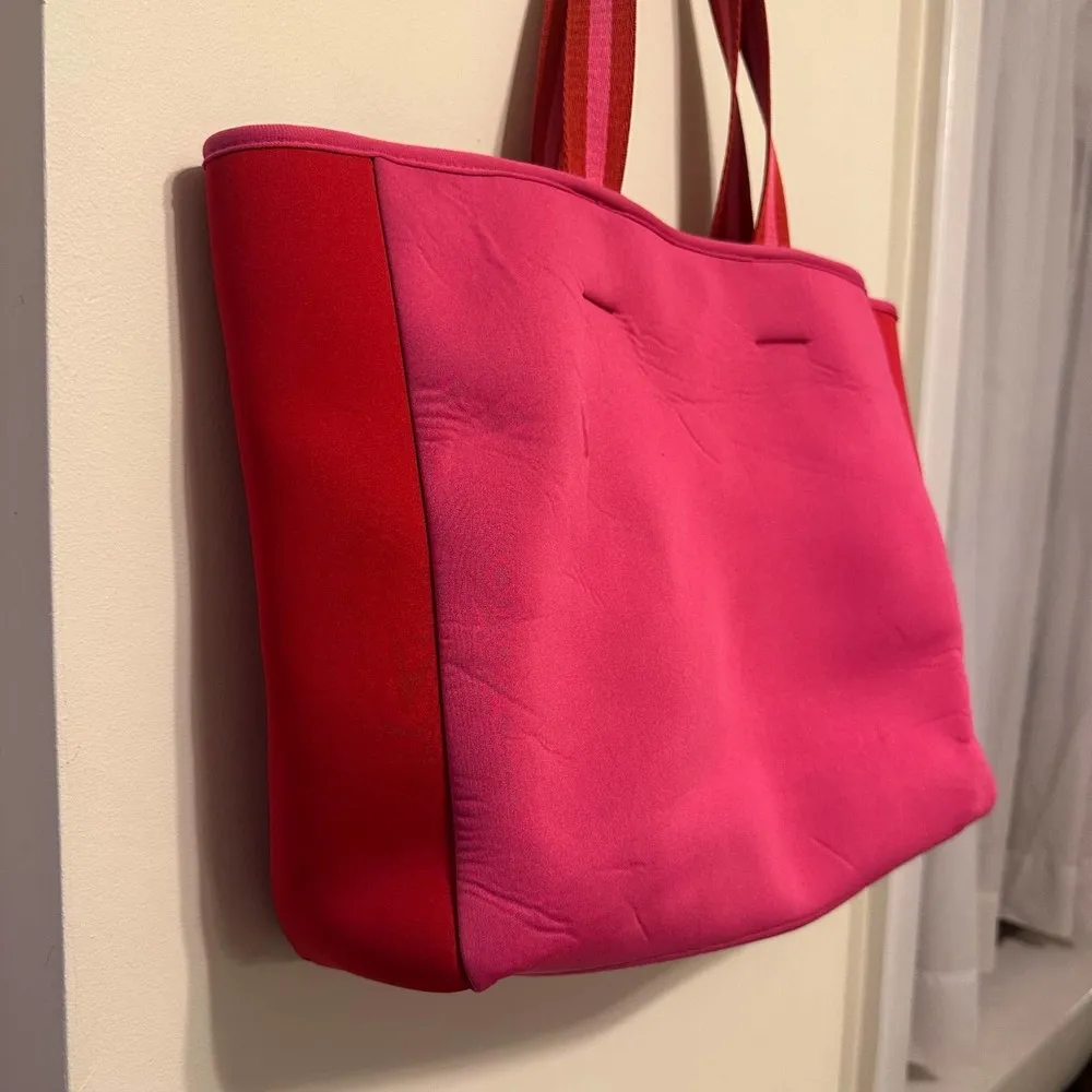 SUMMERSALT Neoprene Beach Tote in Pink/Red - Image 3