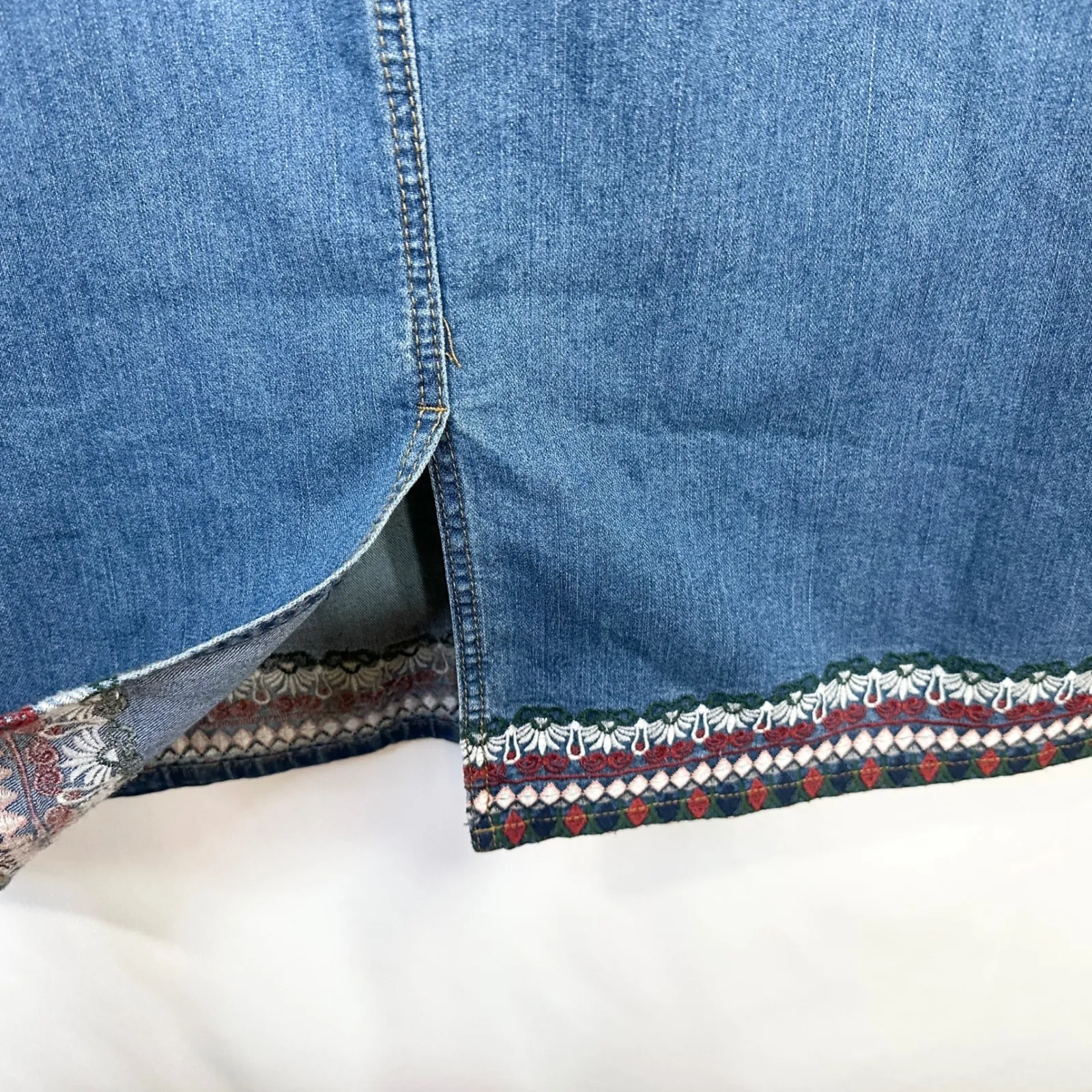 CJ‎ Banks Plus Size 24W Denim Skirt Embroidered Hem Knee Length Blue Jean 1454 - Image 9