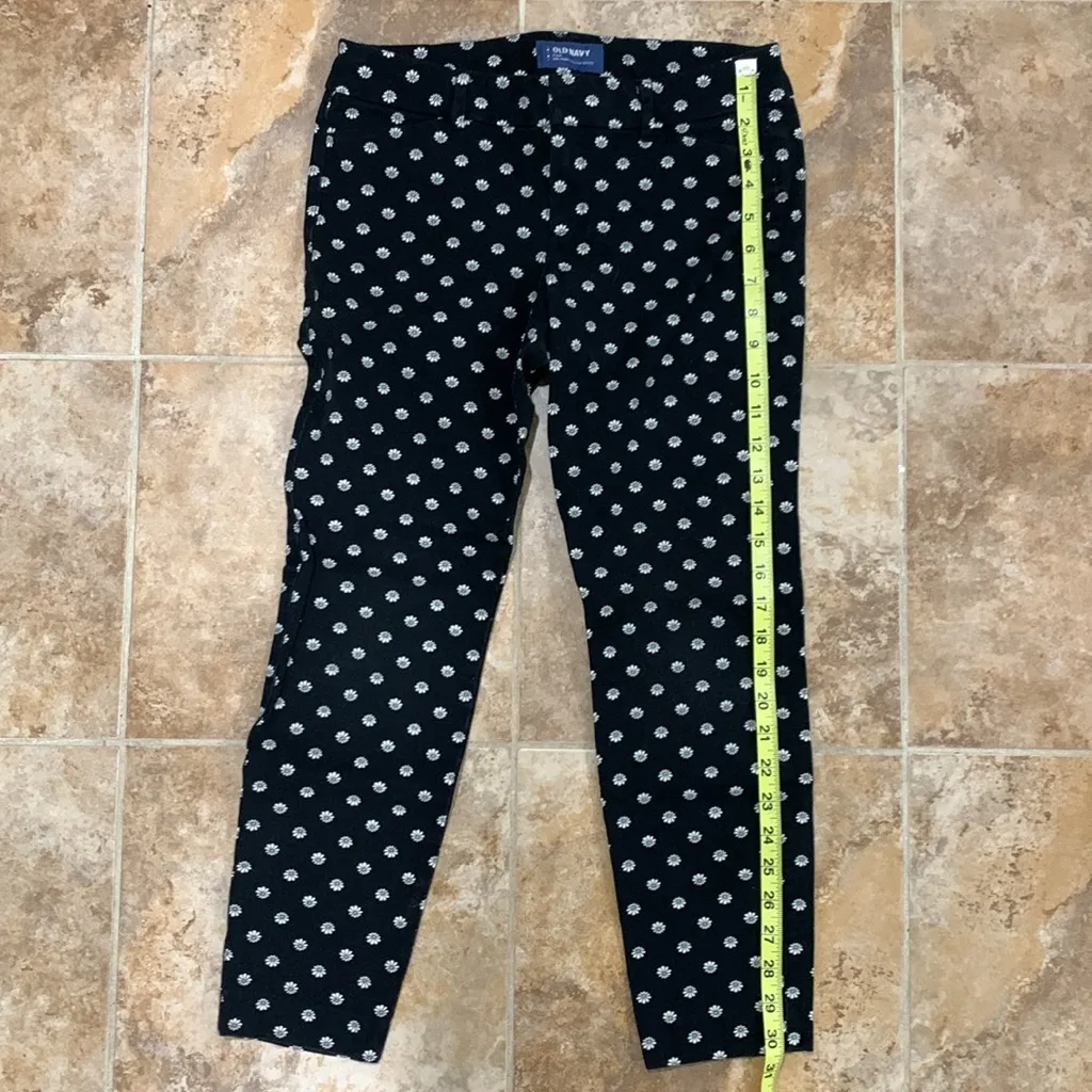 Black Old Navy Pixie Pant with Daisy Pattern Size 0 - Image 4
