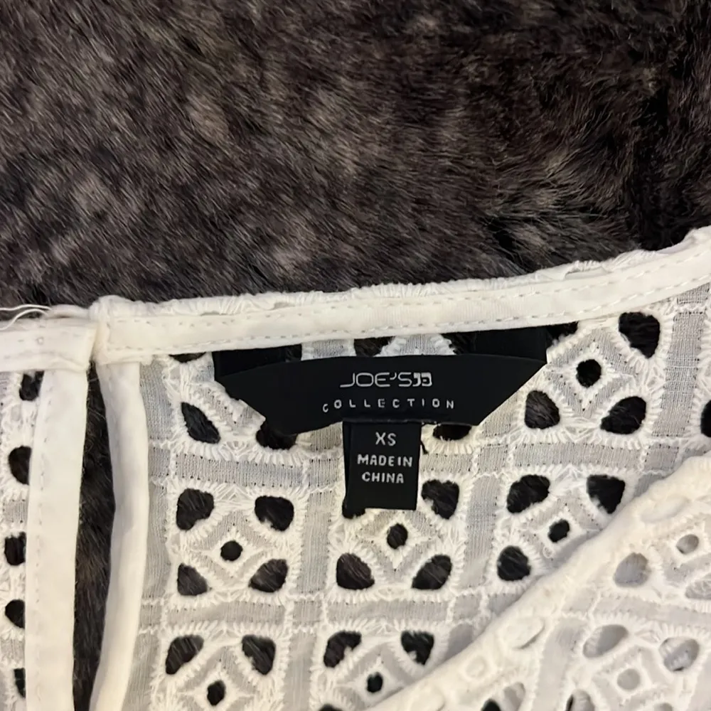 Joe’s collection eyelet top Xs - Image 3