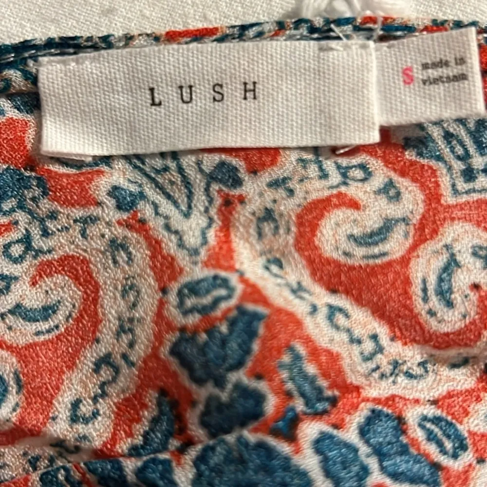 LUSH Paisley Print Sleeveless Red/Blue/White Flowy Tank Top Blouse Size Small - Image 5