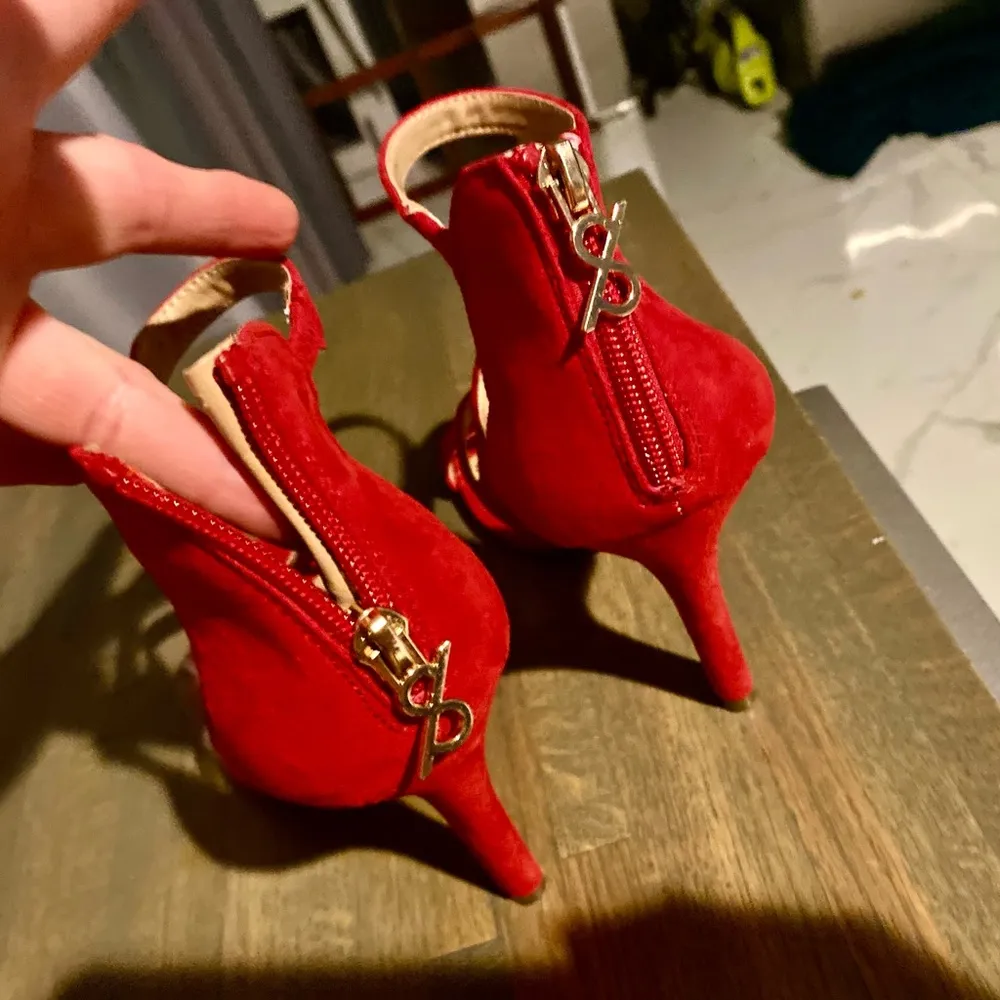 EUC Parker & Sky Women’s Strappy Red Velvet 4” Stilettos Size: 7 M - Image 11