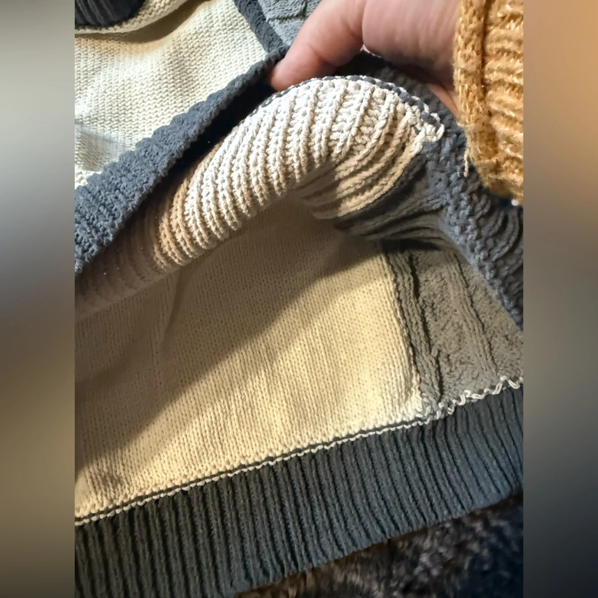 Colorblock Sweater with a Bow in the back Gray Size L - Image 4