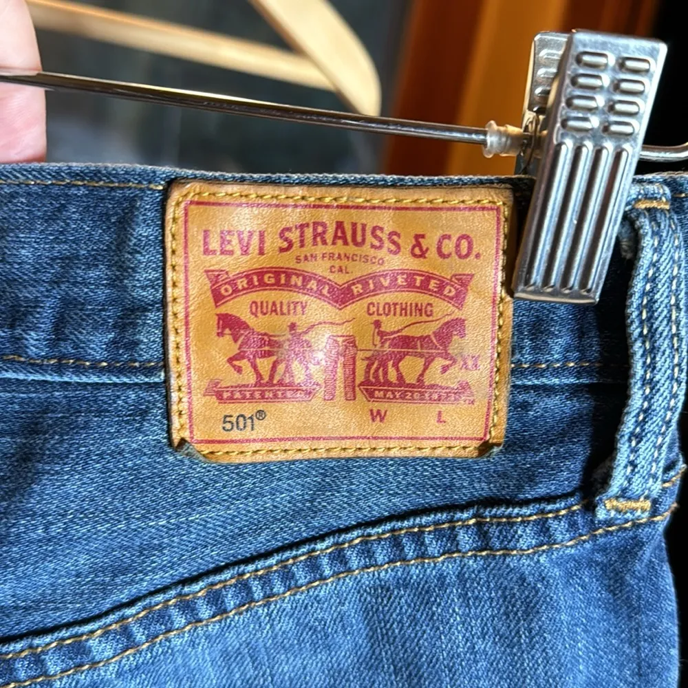 LEVI’s 501® ORIGINAL FIT HIGH RISE WOMEN'S JEAN SHORTS SIZE 28 - Image 12