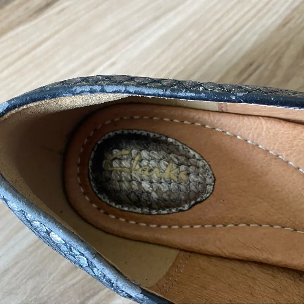 Clarks Women’s Size 6.5 Loafers Metallic Reptile Scale Silver Career Comfort - Image 6