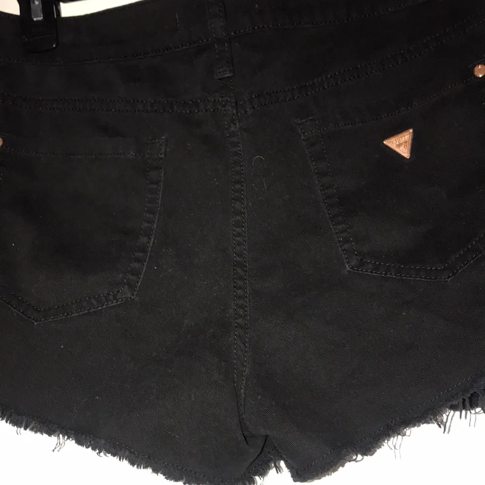 - Guess Frayed distressed Metal Rose Gold Logo shorts size  30 - Image 9