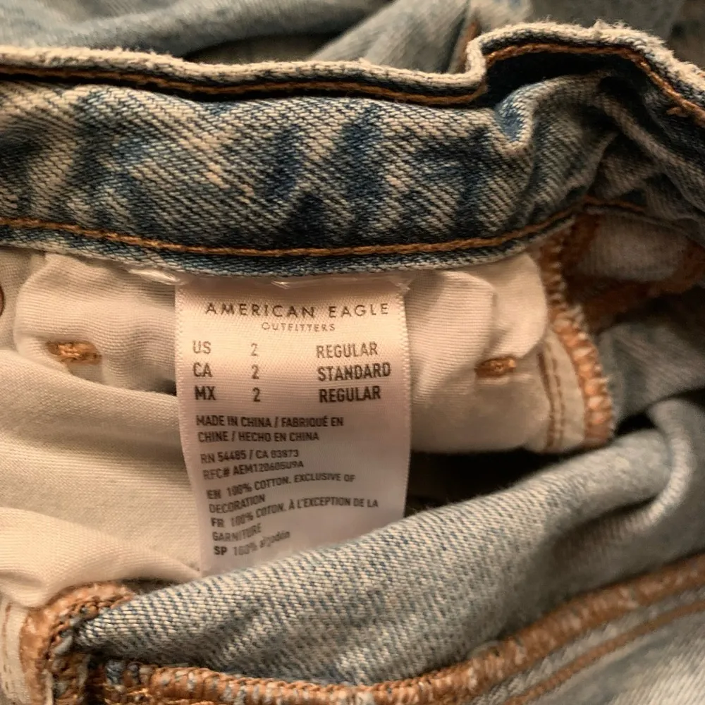 American Eagle Relaxed Mom Jeans Women’s 2 Distressed Light Wash - Image 4