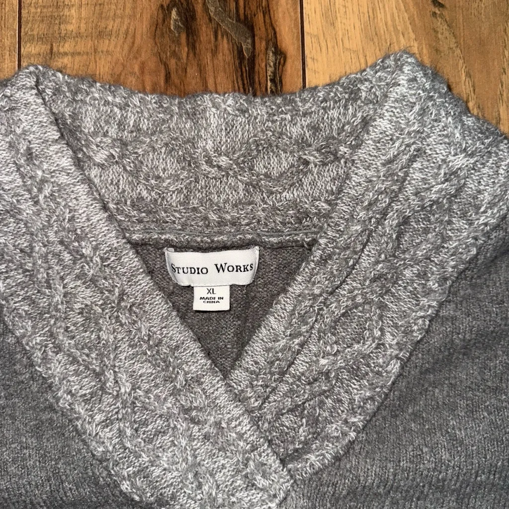 Gray sweater - Image 3