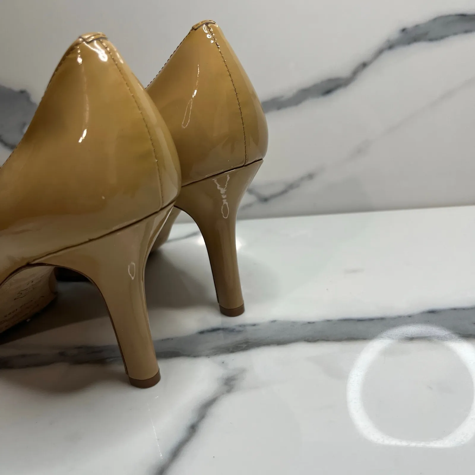 Via Spiga Neutral Patent Leather Peep Toe Pumps Sz 8.5 Closet Staple Classic Brown - Image 4