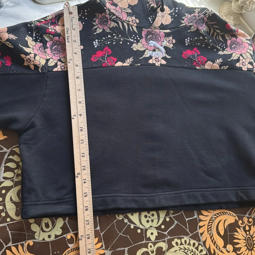 Puma Women's Black and Floral Cropped Hoodie Sz: S - Image 5