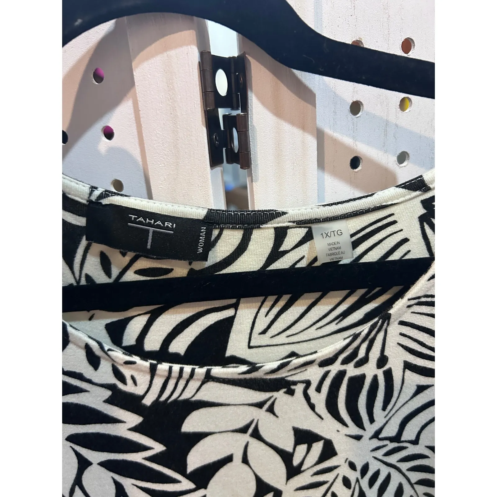 Tahari Woman 1X Tunic Top Black Beige Floral Leaf‎ Print Short Sleeve - Image 4