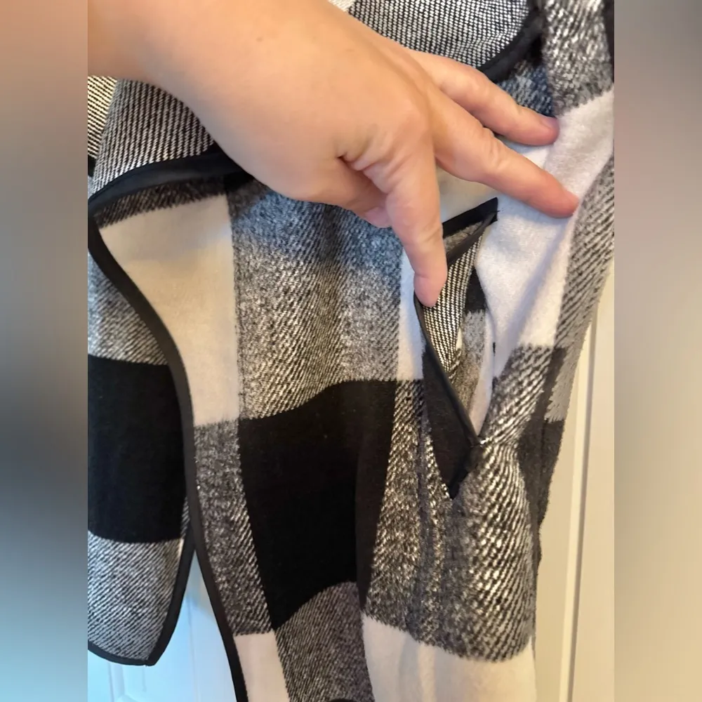 West Loop Buffalo Plaid Vest, Women's Sleeveless Black and White Vest, One Size - Image 2