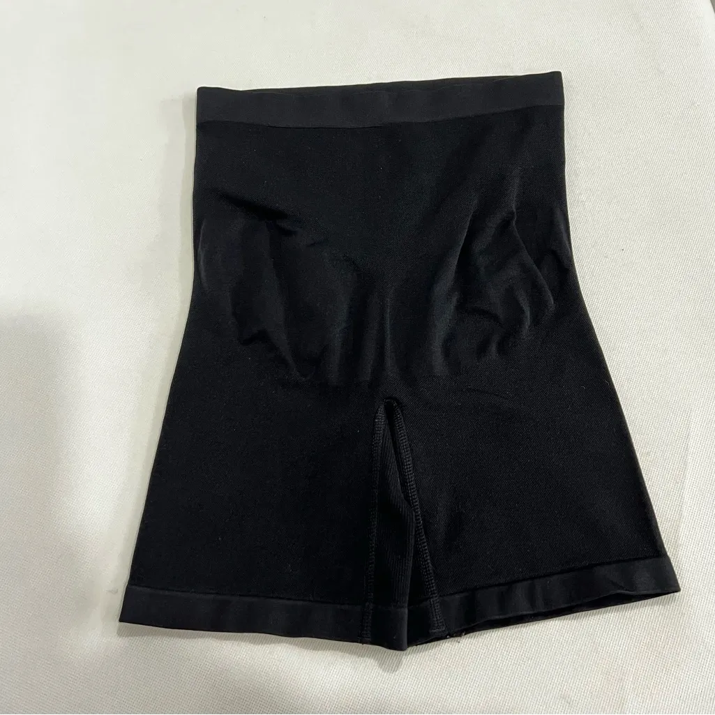 A Pea in the Pod Maternity Short Size S/M Secret Fit Mid-Thigh Shaping Black - Image 4