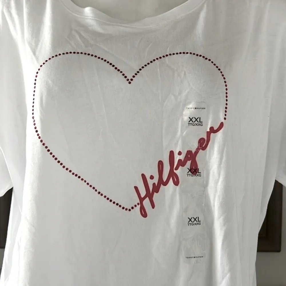 NEW Tommy Hilfiger Signature Heart-Graphic T-Shirt in White Size XXL New w/o Tag - Image 5