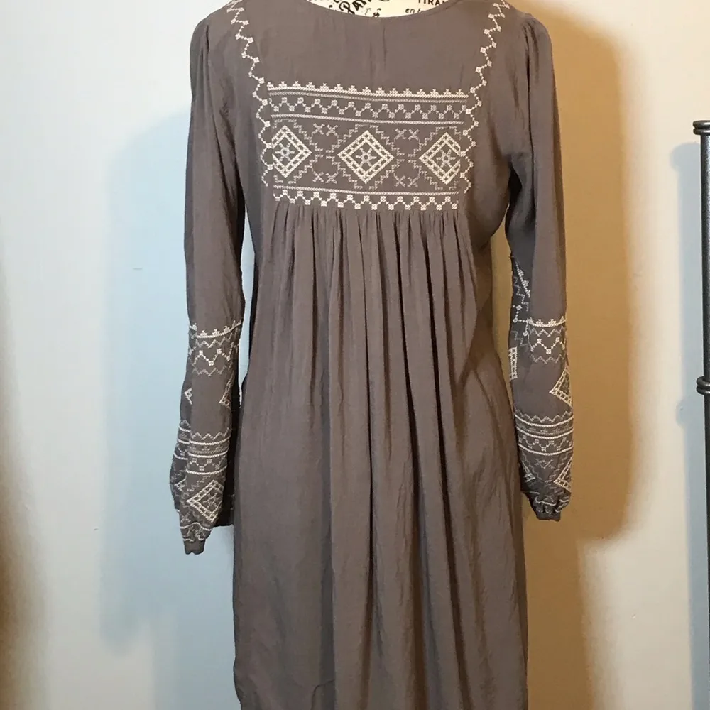 MONORENO EMBROIDERED HI-LO LIGHTWEIGHT SMOCK TOP  TAUPE SZ SMALL 100% RAYON - Image 5