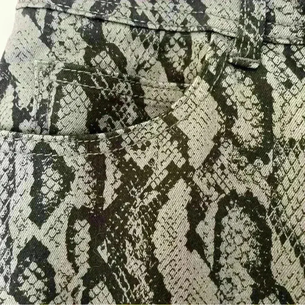 Lisa Rinna Collection Women's Size 12 Ankle Jeans Gray Python Animal Pri… - Image 5