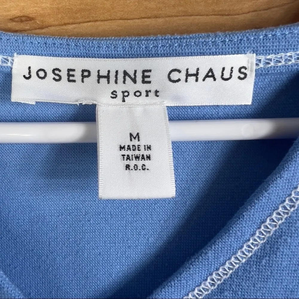 Josephine Chaus Sport Blue Medium V-neck Short Sleeve Top with a ⭐️ Star - Image 5