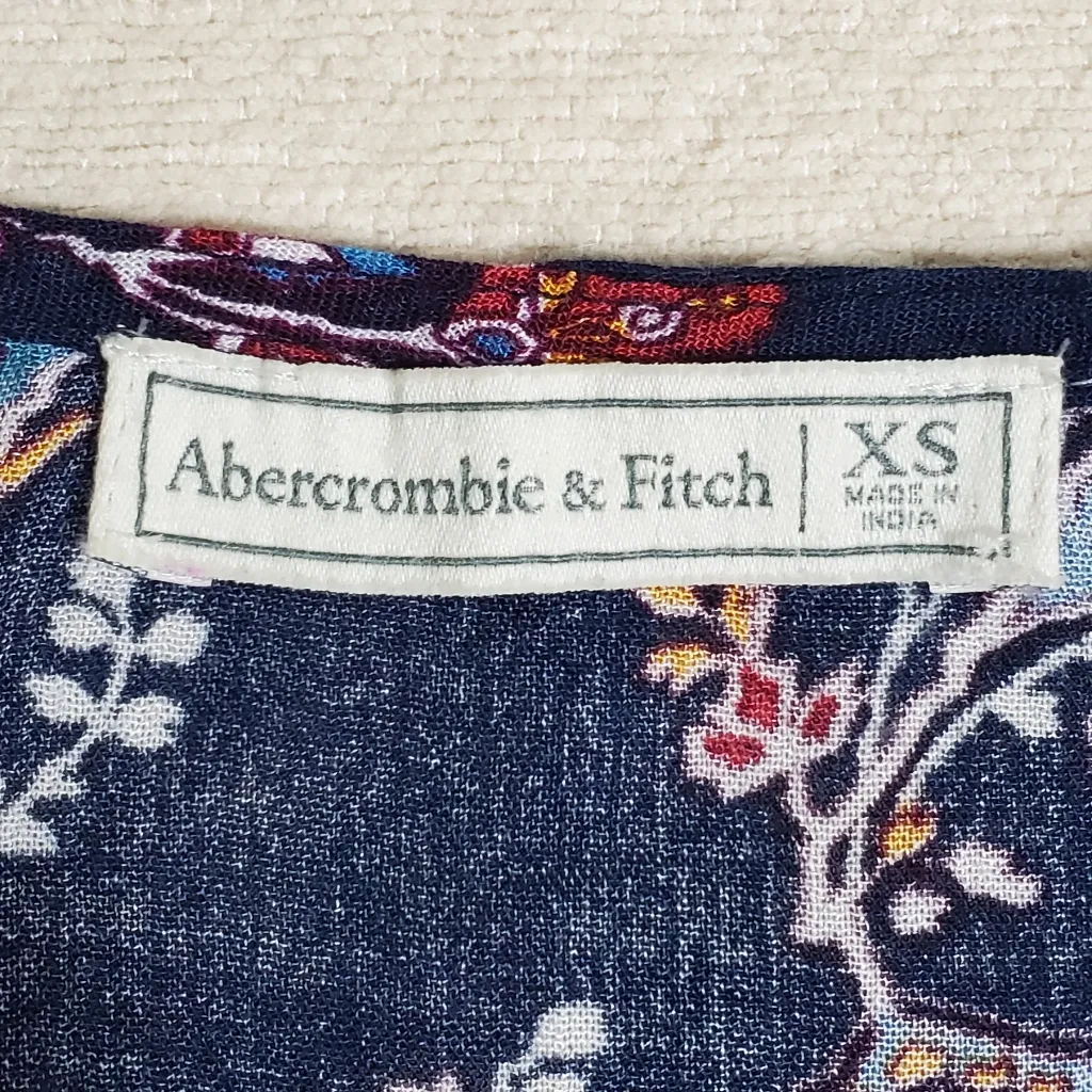 Abercrombie and Fitch Blue Floral Blouse size XS button up with bow in front - Image 4