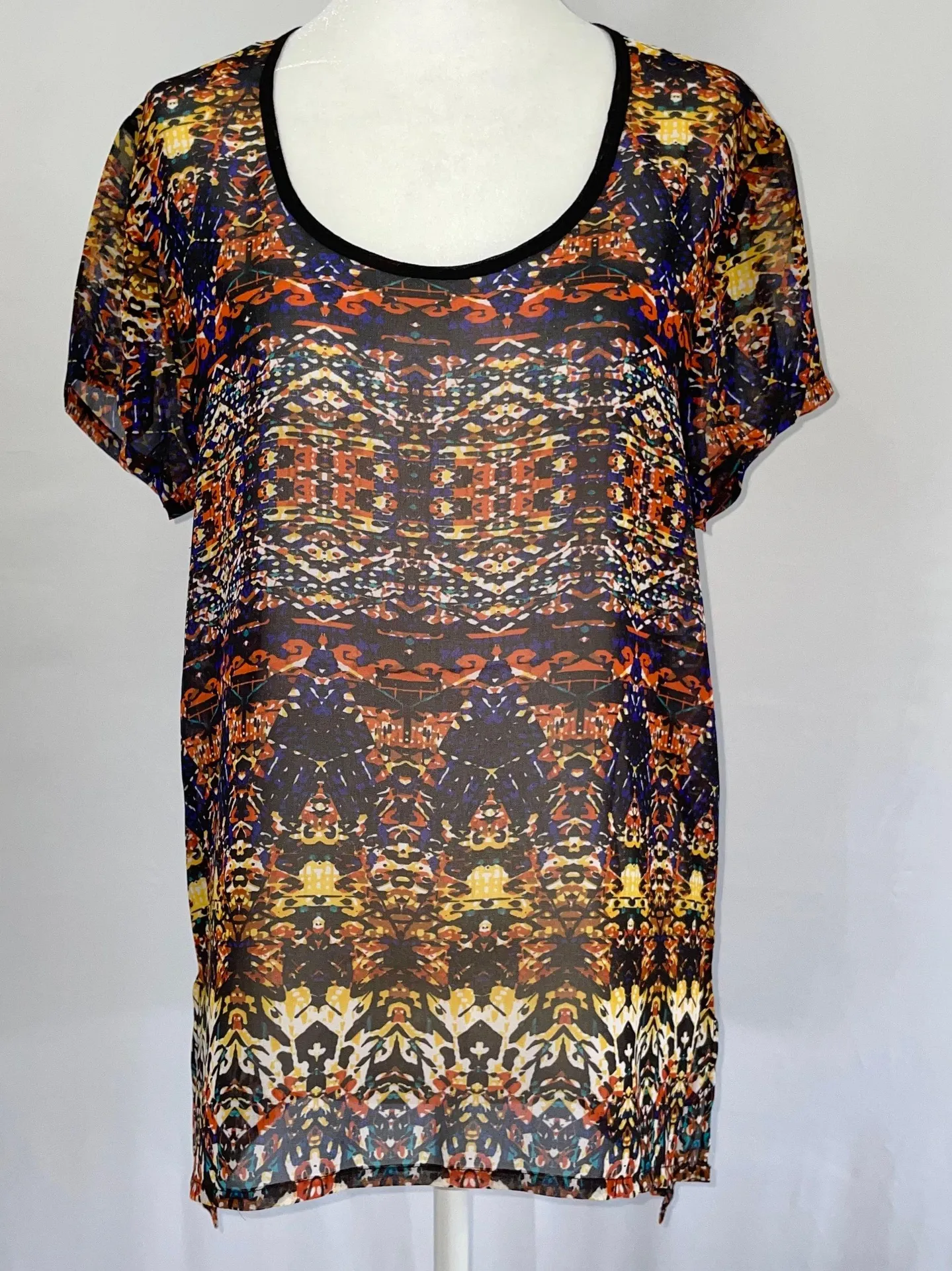 New  Sheer Chiffon Short Sleeve Top High Low Hem Multi Totem Print - Image 2