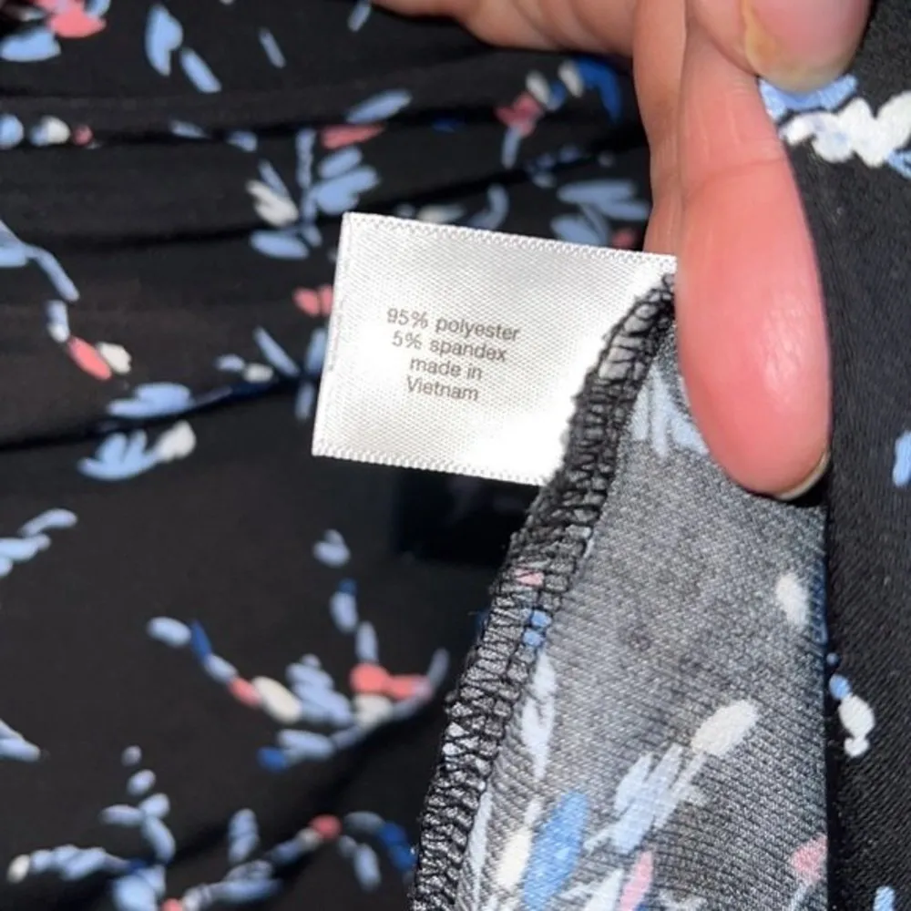 Lane Bryant short sleeve blouse pullover black floral 22/24 v neckline plus - Image 6