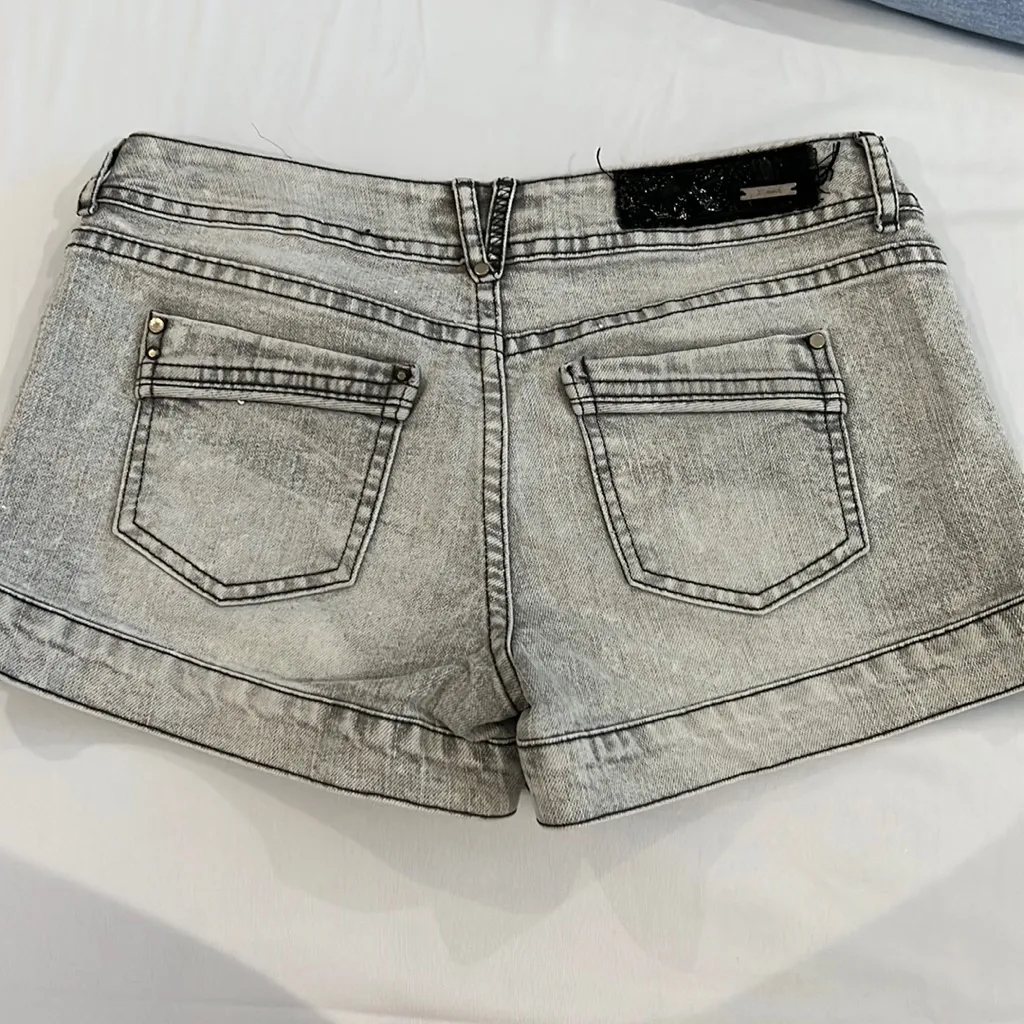 Xiomi Collection Women size 26 grey gray Washed jean shorts stretch button White - Image 8