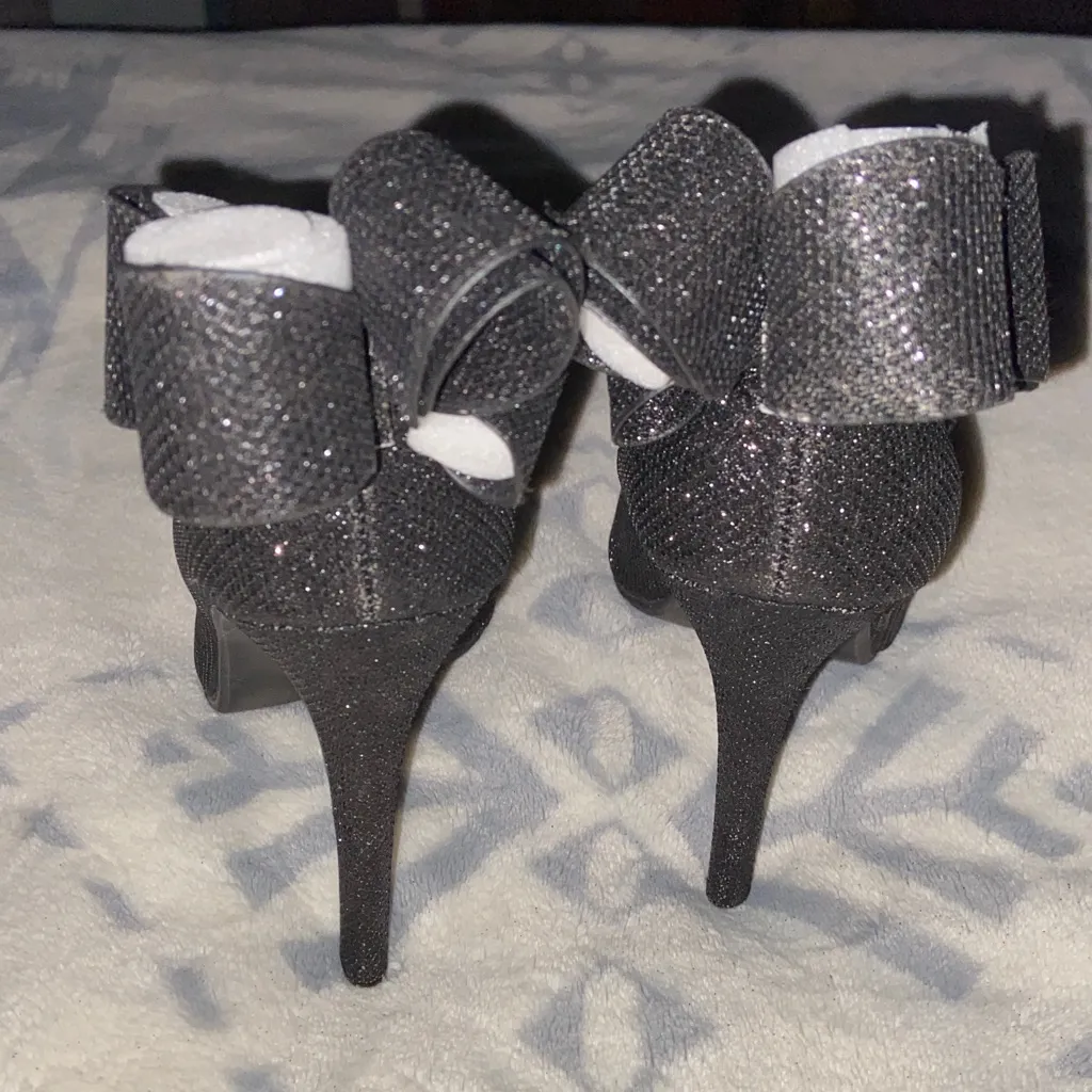 BLACK GLITTER RUFFLE PUMPS Bows Pointy Toe Spike Heel NEW J RENEE Size 7 - Image 5