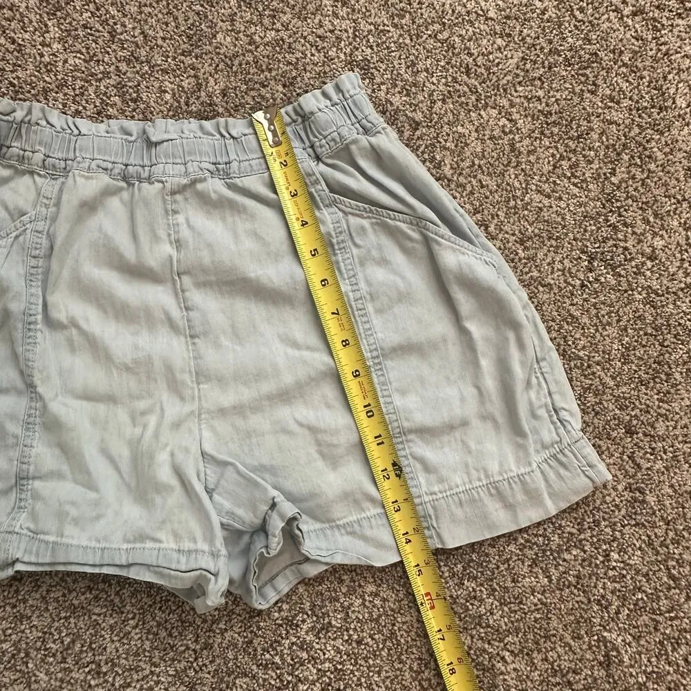 Elizabeth & James light wash denim shorts size M - Image 7
