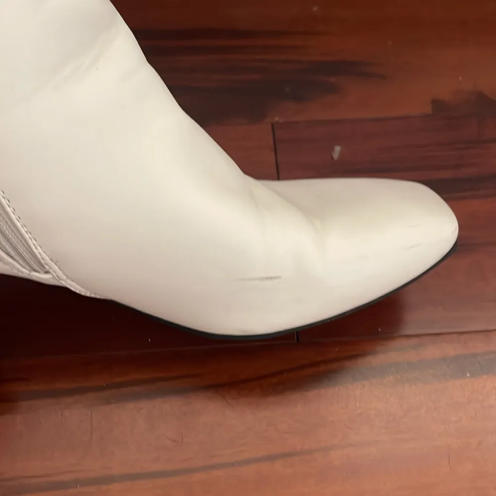 UNISA UNVERA2 cream chain bootie size 9 - Image 5