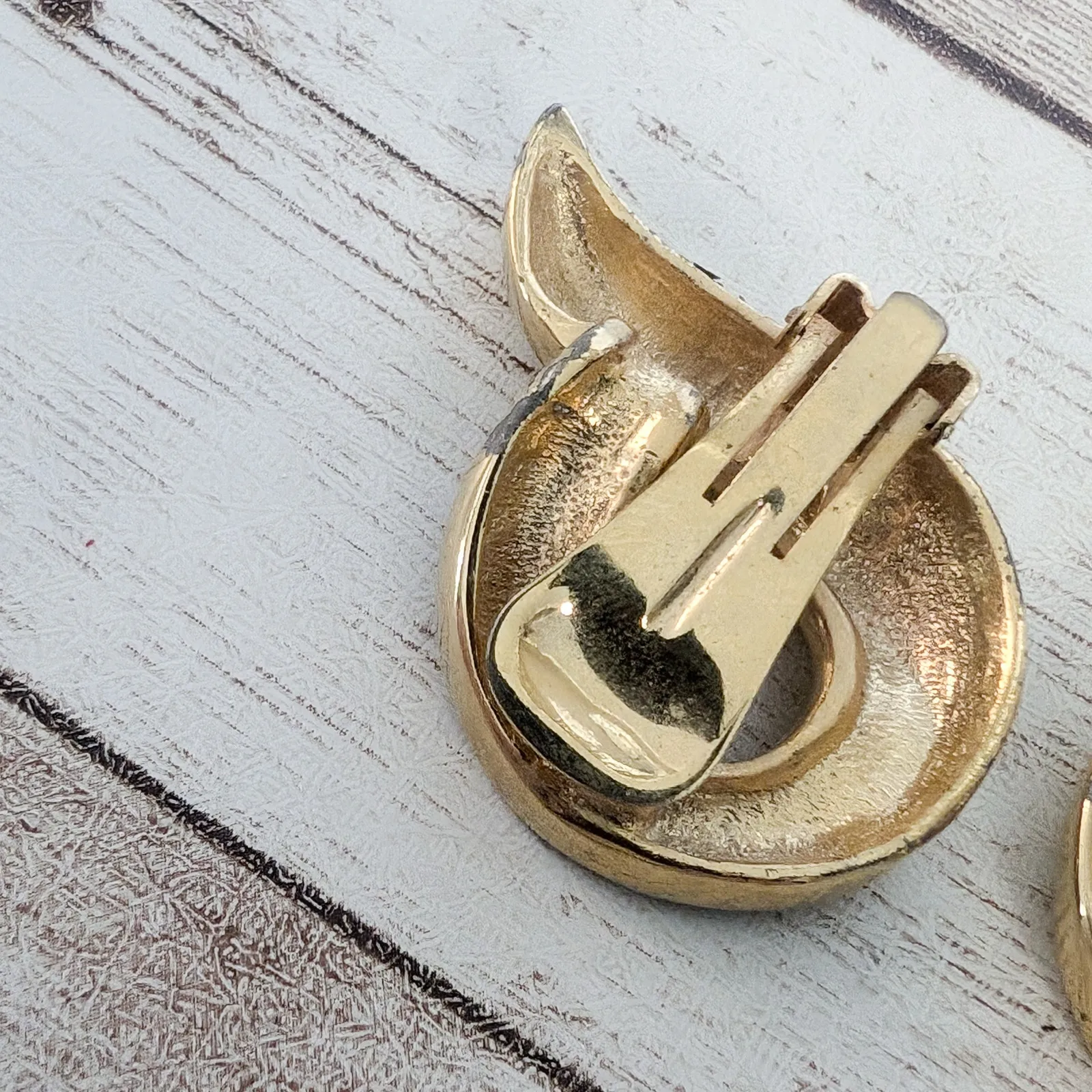 Vintage Clip On Earrings Gold Tone & Dark Green - Image 10