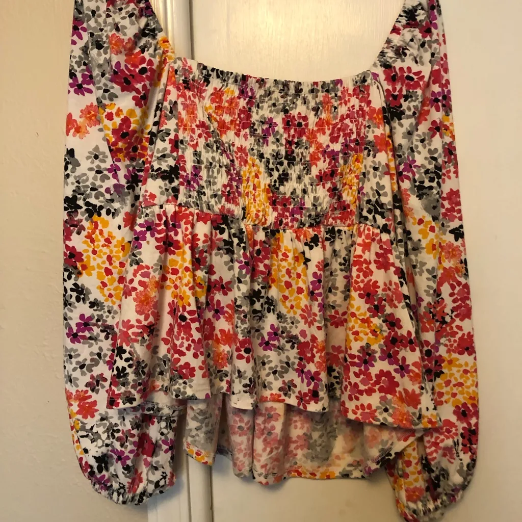 Women’s long sleeve flower shirt. Size 2X - Image 2