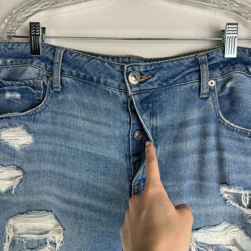 American Eagle Tomgirl Distressed Jeans Sz 16 LONG Light Wash Straight Boyfriend - Image 5