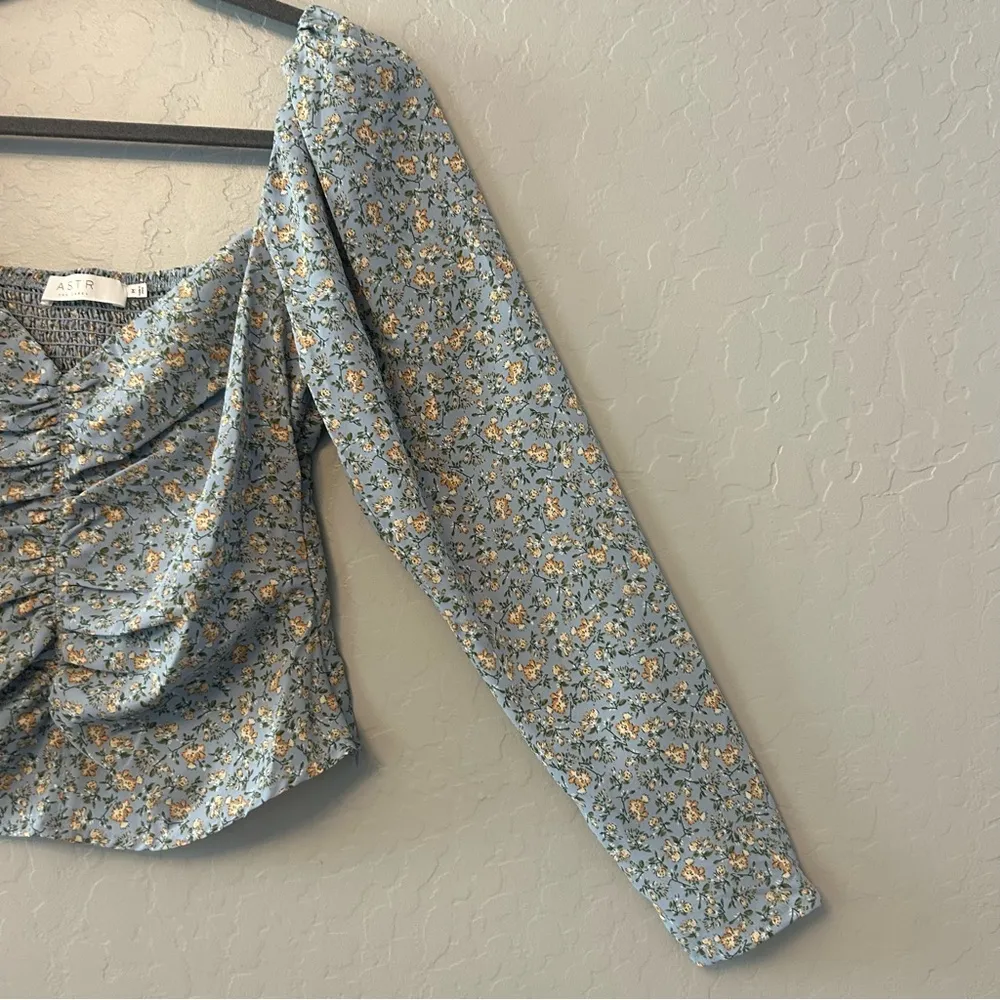 ASTR The Label blue peach floral ditsy floral smocked ruched top medium - Image 10