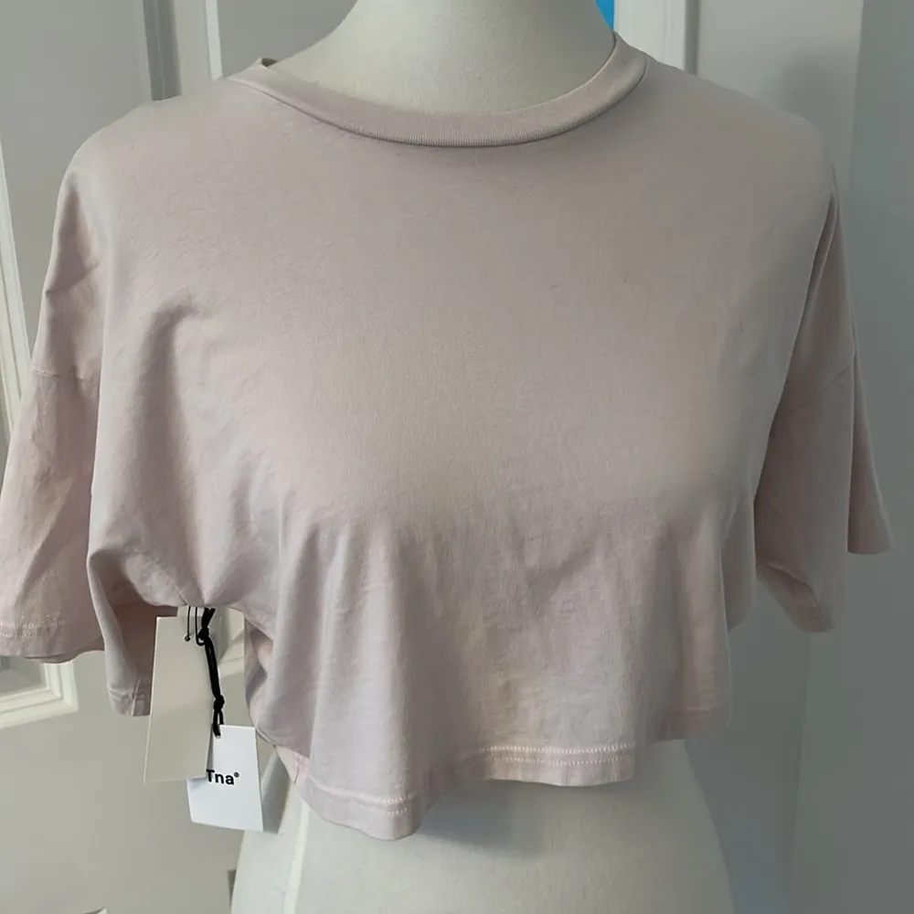 Cute Brand new with Tags Aritzia TNA Light Pink Super Cropped Tee - Image 2