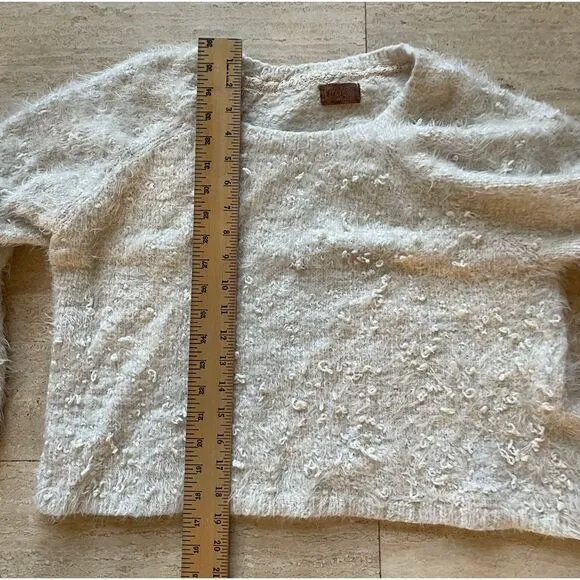 Cozy White Fuzzy Cropped Sweater Long Sleeve Textured Knit‎ Top size M - Image 4