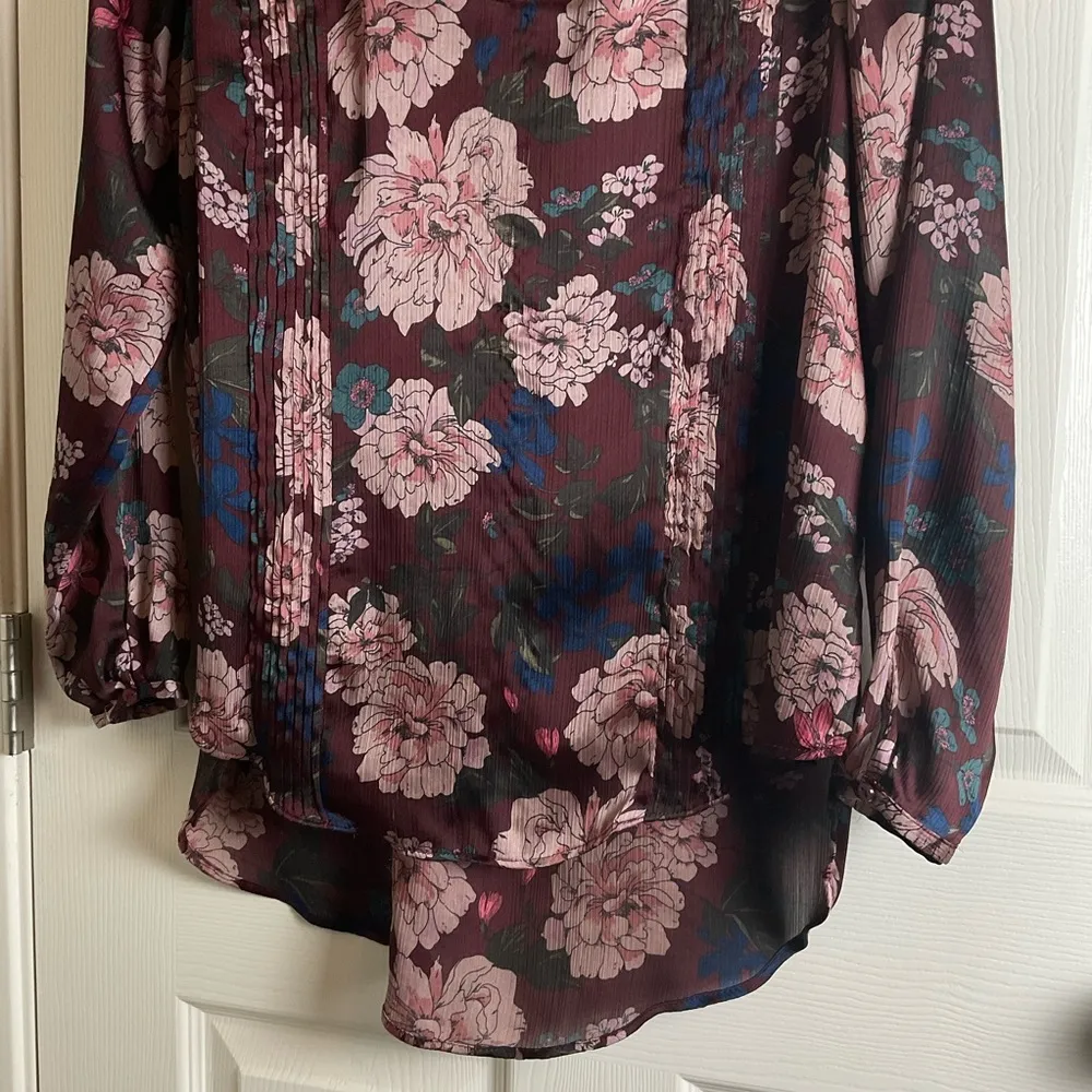 Zara Basic collection Floral V-Neck Blouse - Pink and Blue size medium - Image 4