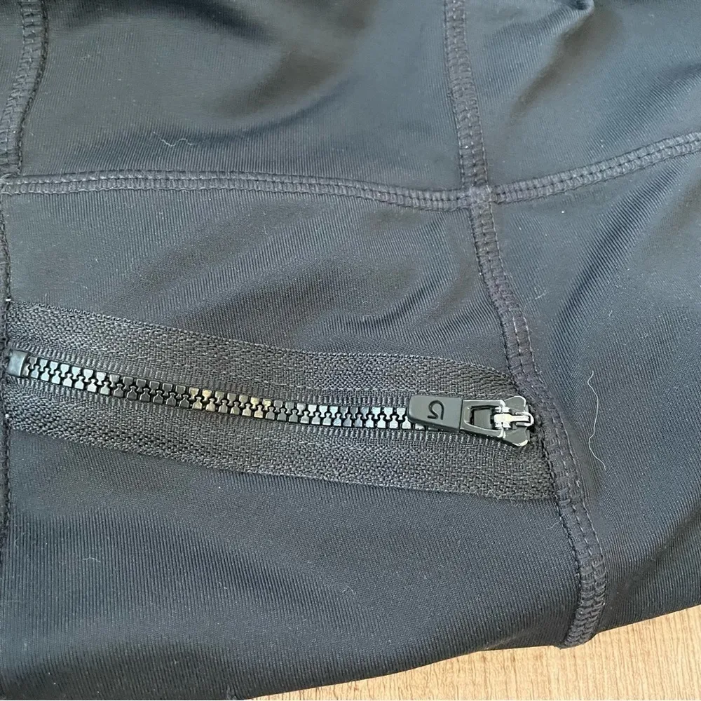 Gap Fit Black Leggings with Zippered Pocket Size Small - Image 4