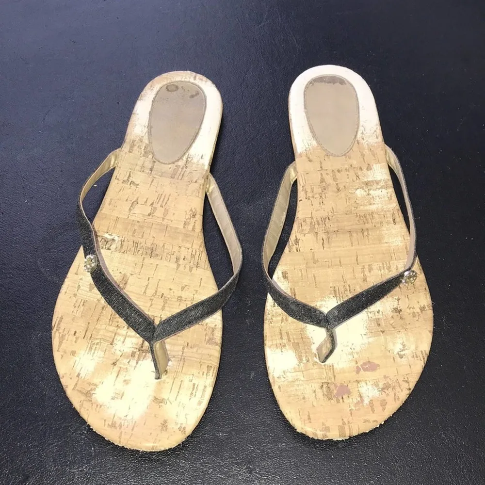 GUESS BRONZE THONG SANDALS SIZE 9.5 - Image 2