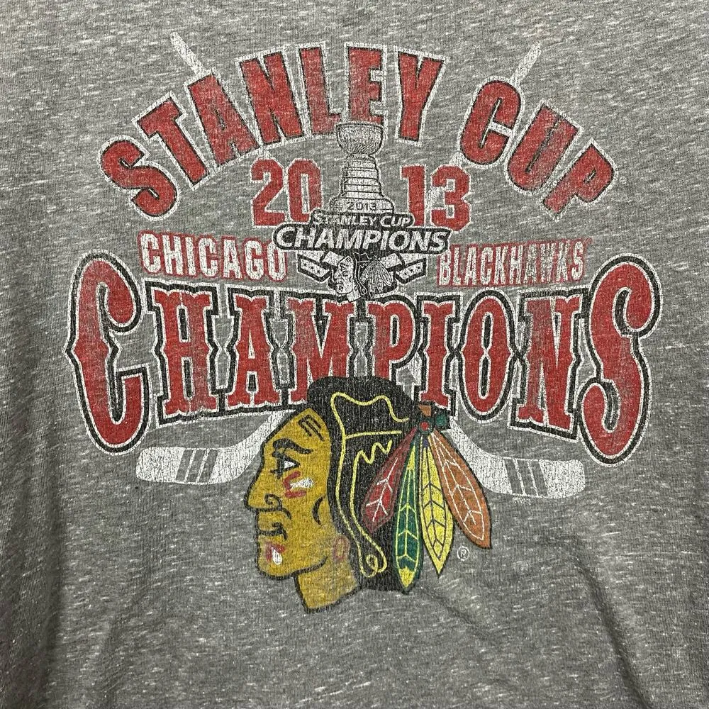 Retro Brand Blackhawks Tee M NHL Hockey Stanley Cup 2013 V Neck Casual Sporty Gray Size M - Image 2
