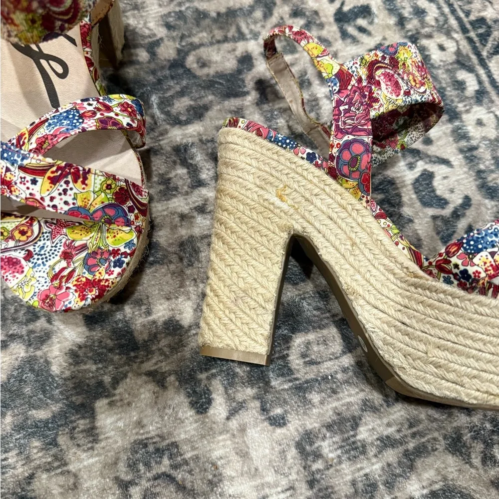 Rebels Red and Pink platform Sandals with Floral Design size 11 - Image 4