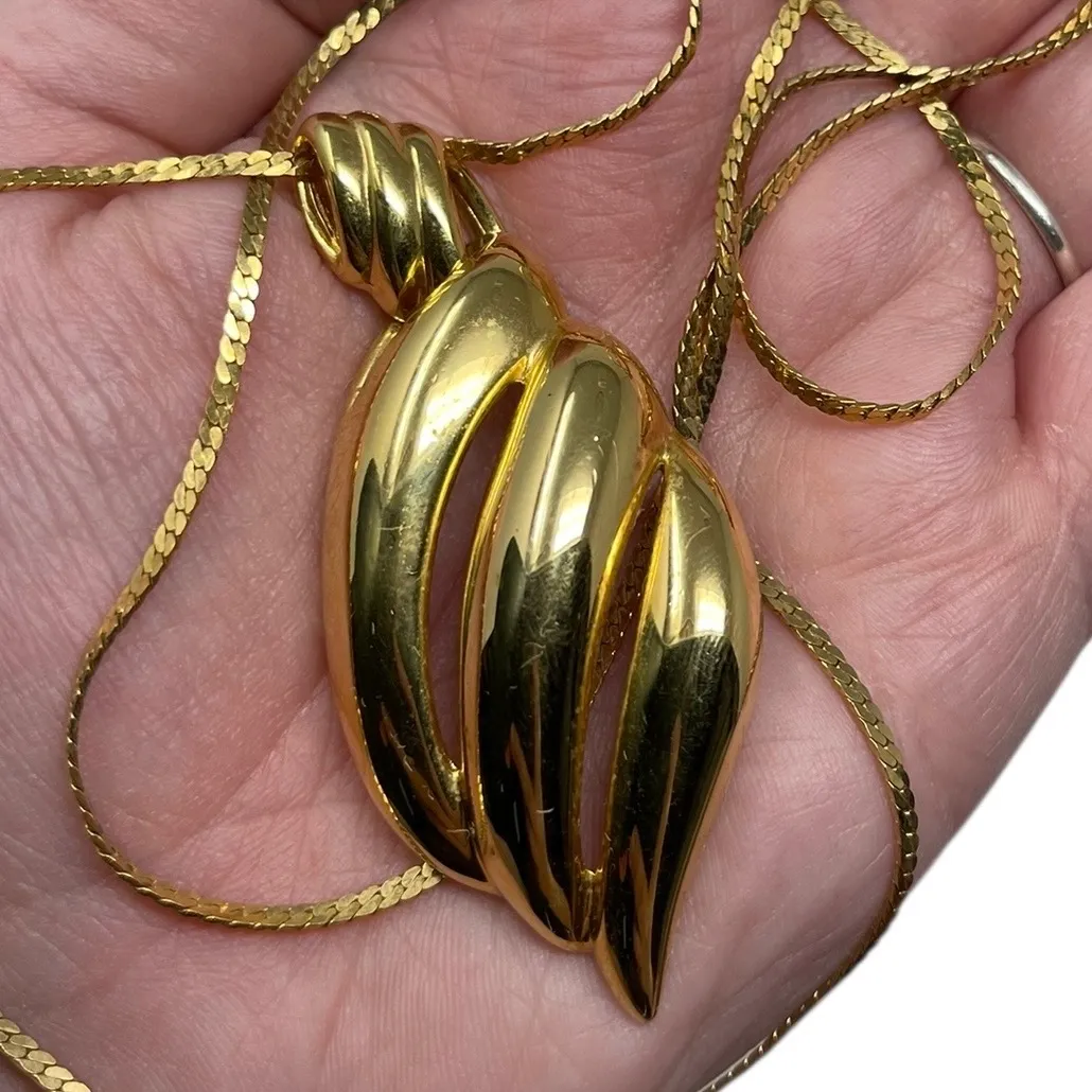 Vintage Napier Shiny 3D Leaf Pendant Gold Tone Statement Necklace Glam Classic - Image 2