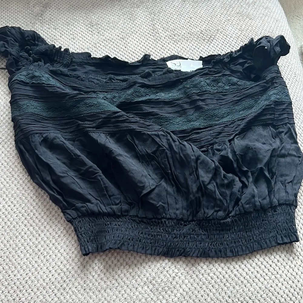NWT LF SEEK THE LABEL BLACK OFF THE SHOULDER LACE OVERLAY CROP TOP - Image 4