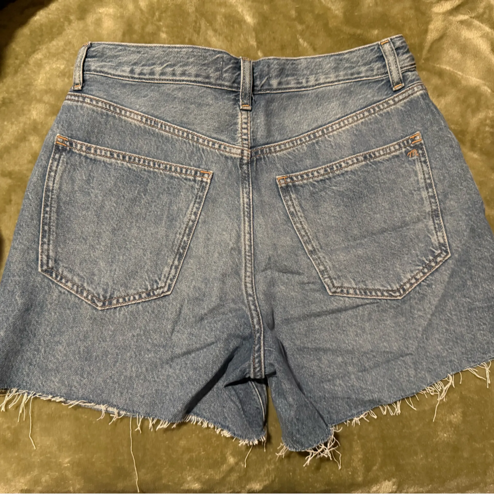 Madewell Pleated Low-Slung Denim Shorts: Airy Edition
Billings Wash Size 25 - Image 8