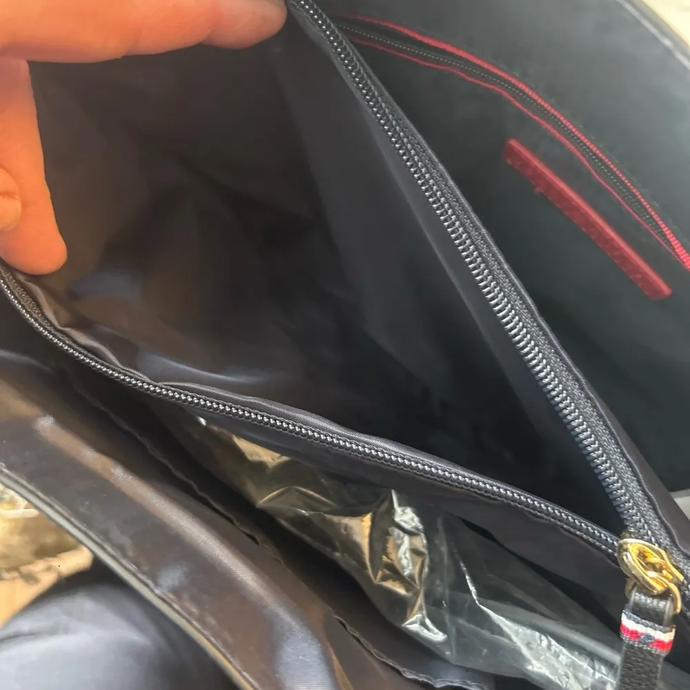 Tommy Hilfiger Black Tote Bag with Structured Design - Image 10