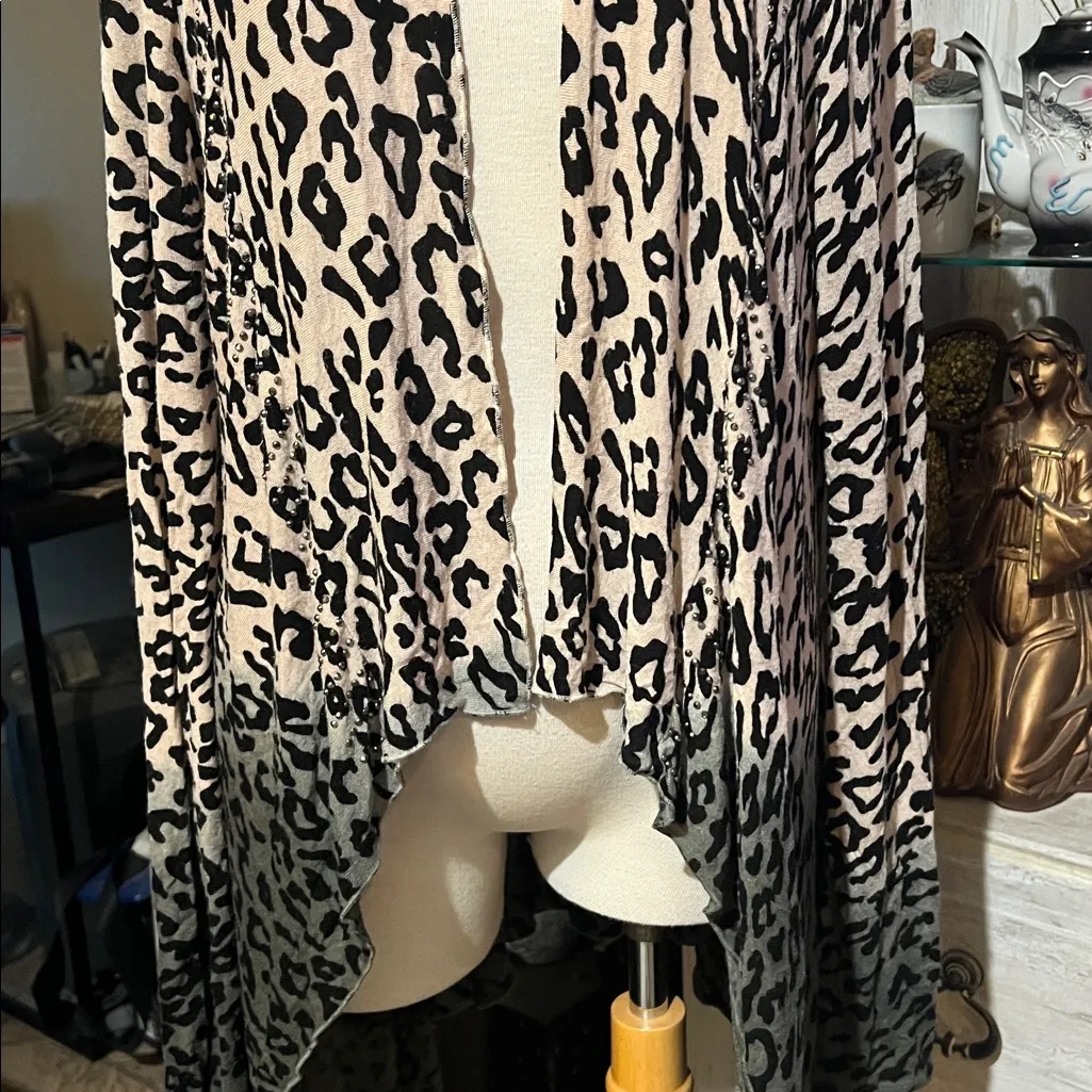 Day trip, leopard print cardigan, size small lightweight - Image 2