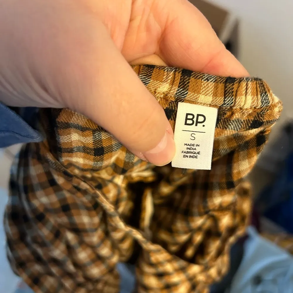 BP PLAID CROPPED SMOCKED PUFF SLEEVE BLOUSE - Image 3