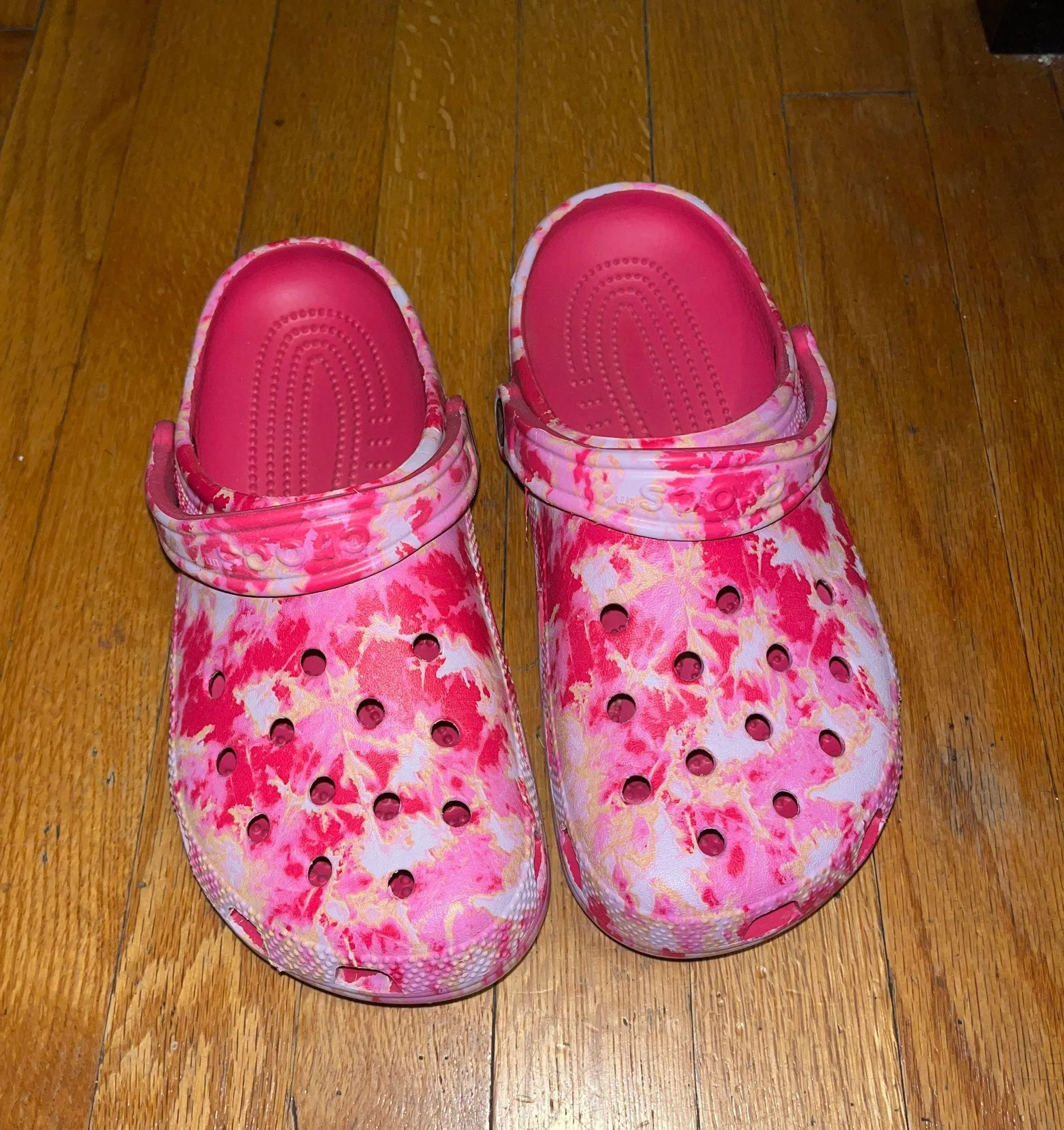 pink crocs - Image 5