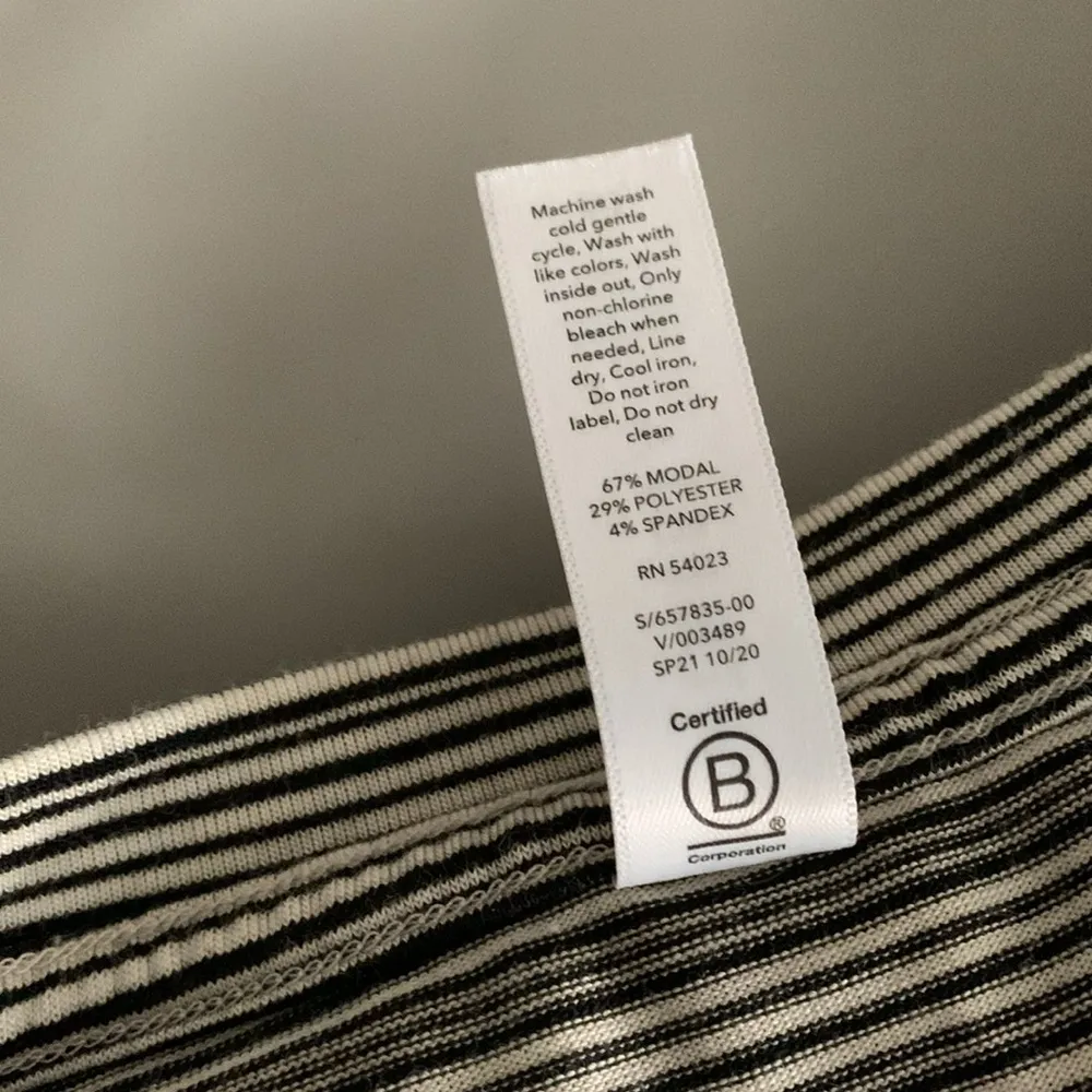 Athleta cream black long sleeve scoop neck pin stripe tee shirt top - Image 5