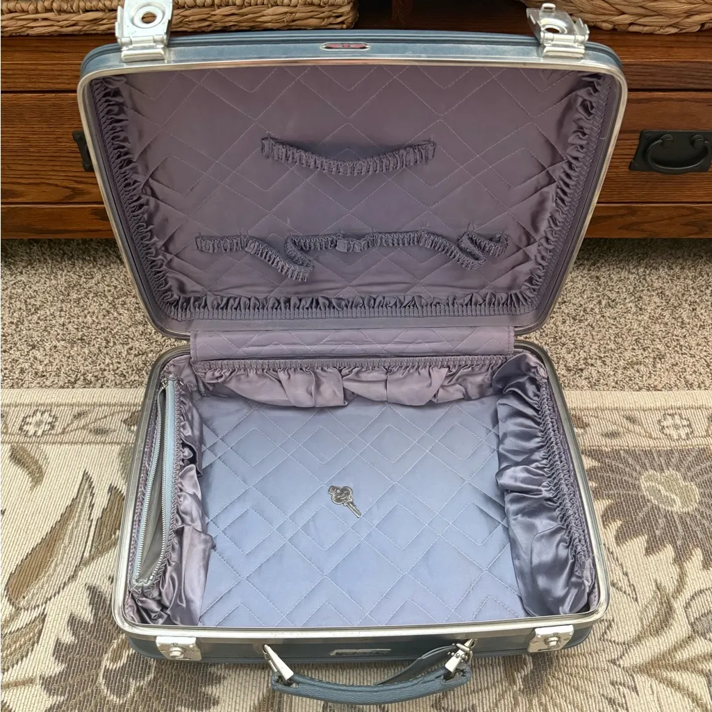 Vintage American Tourister Suitcase Overnight Luggage Blue Hard Shell Tri - Image 2