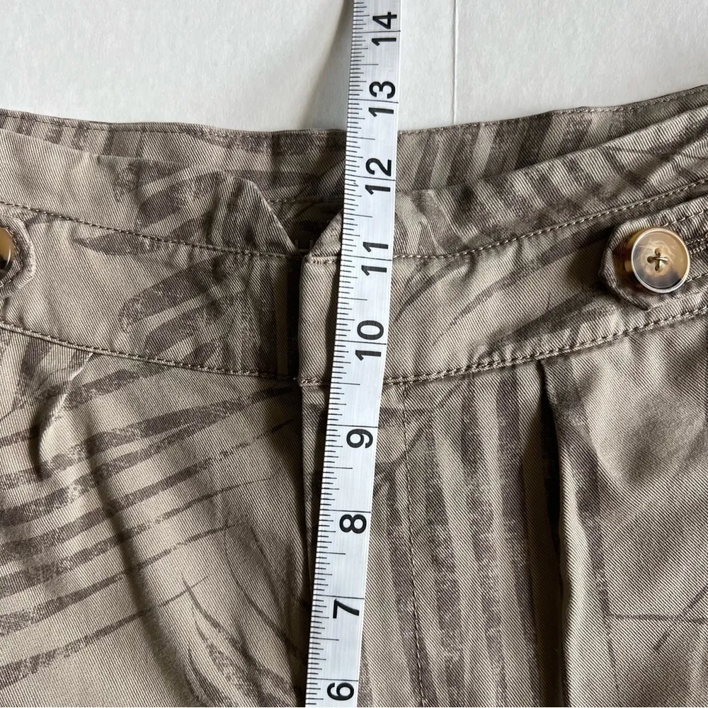 White House black market  5 inch high rise palm print shorts in size 2 - Image 11